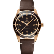 Quadrante marrone sabbiato con indici in PVD oro Sedna™ e lancette con Super-LumiNova bianca dell’Omega Seamaster 300 41 mm